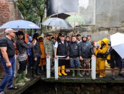 Tinjau Lokasi Banjir dan Longsor, Wakil Wali Kota Bandung: Pemkot akan Hadir Memberikan Solusi